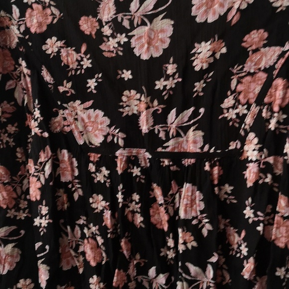Like-new Women's Floral Blouse by Wild Skye, Size XXL, Pink & Cream on Black - Picture 6 of 7